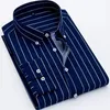 Spring et automne à manches longues Slim Fit mince Business Casual Stripe Polo Collar Panel Bouton Pocket Oversize Mens Shirt 240412