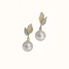 Pendientes de sementales 2024 Estilo Fresco Micro incrustaciones Hojas de perla Temperamento Corea Moda Aguja de plata para un regalo de niñas.