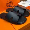 Designer Family Slippers Mens Slipper Tide Brand Flip Flop 2024 Zomer veelzijdige ademende bovenkleding Casual mode eerste laag koe l hebben logo