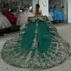 Emerald Green Off the Shoulder Ruffles Ball Gown Quinceanera klänningar Guldapplikationer Lace Crystal Beading Vestidos DE 15 ANOS