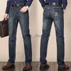 Dżinsy designerskie dżinsy proste nogi do jesiennej męskiej zima nowe trend haftowe luźne montowane młode spodnie w średnim wieku 9627