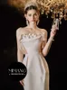 مصمم "شاي أبيض" فستان ساتين ساتان فرنسي 2024 جديد عرض خاص لباس الزفاف فستان زفاف في الهواء الطلق
