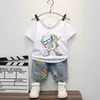 Ensembles de vêtements d'été Nouveaux bébés garçons T-shirt sport de dessin animé + shorts en jean déchiré pour les vêtements pour enfants