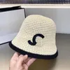 Sommar mode tunt hink hatt kvinnas avslappnade resor små randen hattar designer skalle cap unisex mångsidig broderad solhatt bokstäver fiskare hattar