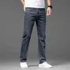 Jeans masculins 2024 Été Nouveau homme mince jean élastique taille lâche droit des jeans décontractés confortables pantalon plus taille 40 42l2404