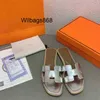 Designer Family Slifors Fantille di sandalo Oran Designer Womens Fashion Summer Casual Flip Hotel Hotel Bath Ladys Scarpe hanno un logo