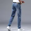 Luxus -Lichtjeans für Herren High -End European Modemarke gedruckt Slim Fit Small Feet Hosen Korean Edition Elastic Jugend