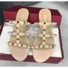 2023 Designer Femmes Sandales Hollow Out Plats à gants plats Sandale Rivet Girl Chaussures Platforms Slides Lady Casual Flip Flops Taille 35-43