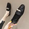 Lässige Schuhe Steinmuster Perlen Frauen Japaned Lederschlupf auf Slattern Square Toe Moccasins String Perlen Flats flache Schuhe Größe 41