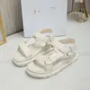 Sandali in velcro classici dall'Europa, scarpe da donna nuove per primavera/estate 2024, in pelle comoda con fibbia a triangolo a colori solidi sul tallone centrale