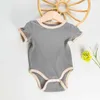 Rompers New Unisex Rompper para bebés 0-2y Camiseta de manga corta Vplicación de color sólido y colores contrastantes Rompero lindo triángulo Traje de rastreo H240429