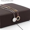 Pendant Necklaces Fashion Womens Necklace Stainless Steel Black and White Shell Necklace with Roman Digital Luxury Womens Wedding Jewelry Necklace N078 Q240426