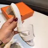 Diseñador clásico de mujeres Sandalias de tacón de tacón Designer zapatillas de cuero: toboganes planos clásicos, zapatillas de playa talla 35-42 con caja