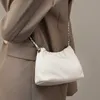 Popüler 2024 Zincir Under Emfed Bag Kadınlar Yüksek Uç Bulut Kolcu Cowhide Tek Omuz Crossbody Altın Top