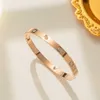 Modne projektowanie akcesoriów bransoletki luksusowe uczucie czujnika pełne klamra dla kobiet proste i modne z oryginalnymi bransoletami Carrtiraa