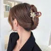 クランプ女性のためのファッションフラワークランプクリップヘッドウェアヘアピンの気質のための大規模なプレミアムセンスクリップバックスプーンパン髪のサメクリップY240425