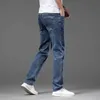 Jeans masculins 2024 Été Nouveau homme mince jean élastique taille lâche droit des jeans décontractés confortables pantalon plus taille 40 42l2404