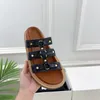 Luxe schoenen platte sandalen voor vrouwelijke ontwerper zwarte lente en zomer verfrissende flat met een flip-flops voor meisjes nieuwe lederen solide kleur slippers gladiator platforms