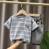 Kledingsets nieuwe kinderen kledingpak Sport Summer Kids Boys Strips T -shirt shorts 2 stks/sets Kids Infant Fashion Cloths Peuter Sportswear