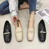 Lässige Schuhe Steinmuster Perlen Frauen Japaned Lederschlupf auf Slattern Square Toe Moccasins String Perlen Flats flache Schuhe Größe 41