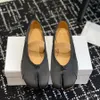 أعلى جودة Tabi Silk Mary Jane Shoes Ballet Slip on Respors Flat Dress Shoes مع حزام مصمم مصمم فاخر لأحذية Office Office ملونة