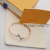 Originele aangepaste luxe designer armband Tricolor Letter Wrestling Gold Bracelet 18K Dames en Dames Smart Sparkle Time Gift Set optioneel