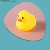 Sand Play Water Fun Baby Shower Toy Cute Little Yellow Duck Badrum Simning Vatten Mjukt flytande gummipressning Sound Q2404261