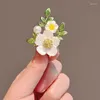 Broches imitação de moda pérola margarida broche para mulheres elegantes trajes de vestido de flores de luxo de lapela pino de festas de casamento jóias