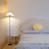 Vloerlampen Neerslagminimalistisch geplooide stof LED LAMP Woonkamer Home Decor Bandje staand tafel Licht slaapkamer bed