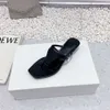 Designer Sandaler Kvinnor Skjut klackar Skor Kvalitetsprodukter från 1 fullt läder inuti utanför raden Womens Flip Flops Head Liten tjock extern slitage RQMX