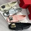 designer sandaler kvinnor glida klackar skor sf bow platta skor kvinnor läder mary huvud balett liten