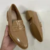 Casual schoenen Potined Toe voor vrouwen 2024 Trendy vrouwelijke flats Britse stijl Black Patent Leather Metal Chain Slip-on dames Loafers
