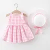 Flickans klänningar 2 -stycken Summer Toddler Girls Dresses Korean Söta rutiga ärmlös Cotton Big Bow Yellow Dress+Sunhat nyfödda babykläder BC003 D240425