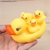 Sand Play Water Fun 4 Cute Duck Baby Bathtub Toys Little Yellow Duck med Squeezing Sound Vibrato Soft Rubber Lime Childrens Summer Badrumsgåvor Q240426