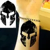 Tattoo Transfer Black Helm Spartan Temporäre Tattoos für Männer Erwachsener Schmetterling Feder Henna gefälschte Tattoo 3D Körperkunst Einweg Tatoos Aufkleber 240426