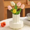 Jarrones en el recipiente floral de interior de jarrones de plástico elegante para usar habitaciones de soporte seco real en casa