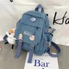 Rucksackstil 2024 süße Frauen Rucksäcke School Tasche Cartoon Badge Puppe Geschenk Kawaii Mädchen Reisen
