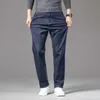 Мужские джинсы Новые осенние темно -синие мужские свободные деловые повседневные джинсы Классический стиль Прямое подходящее эластичное джинсы Mens Mens Brand Trousersl2404