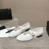 Capa de pano mary jane salto chapado fivela tira de balé sapatos planos panos de couro feminino sola de luxo tênis de designer sapatos de dança de dança preto branco minimalista