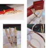 Kvalitet 2024 Tunn smal utgåva Rose Designer Women's Diamond Top V-Shaped Gold Sier Armband Open Wedding Jewelry Box Q5 Original Kvalitet