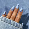 Fałszywe paznokcie długie manicure niebieskie paski migond