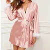 Vêtements de nuit pour femmes New Womens Plain Satin Long Robe Cardigan avec des poignets en plumes et une ceinture lâche et confortable Pajamas Y240426