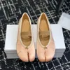 أعلى جودة Tabi Silk Mary Jane Shoes Ballet Slip on Respors Flat Dress Shoes مع حزام مصمم مصمم فاخر لأحذية Office Office ملونة