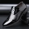 Dress Shoes Patent Leather Synthetische Sport Heel Heels Sneakers For Men Sunny Lux Tenid biedt Snearkers