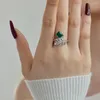 Clusterringen Franse S925 Sterling Silver Ring met vrouwelijke bladeren rondom Emerald Main Stone Fashion Wedding Design op voorraad