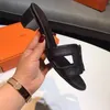 Diseñador clásico de mujeres Sandalias de tacón de tacón Designer zapatillas de cuero: toboganes planos clásicos, zapatillas de playa talla 35-42 con caja