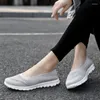 Chaussures de fitness 2024 Femme Femme Sneakers Casual Fashion Wedge Plateforme Brand Girl Femme Mesh White Luxury Designers