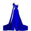 Side Split prom jurken Royal One sexy blauwe schouder lange satijnen veer formele avondjurken kralen een lijn speciale ocn jurk voor vrouwen