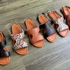 Chaussures décontractées 2024 Femmes Flat d'été pour la boucle Sandalias Fashion Leopard Print Open Toe Sandales