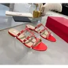 2023 Designer Femmes Sandales Hollow Out Plats à gants plats Sandale Rivet Girl Chaussures Platforms Slides Lady Casual Flip Flops Taille 35-43
